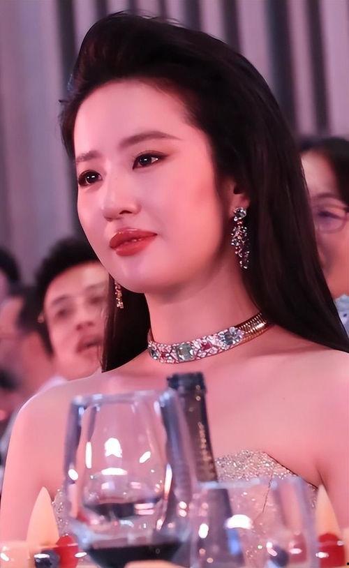 刘亦菲爆料最新情况,揭秘演艺生涯背后的心酸历程  第3张